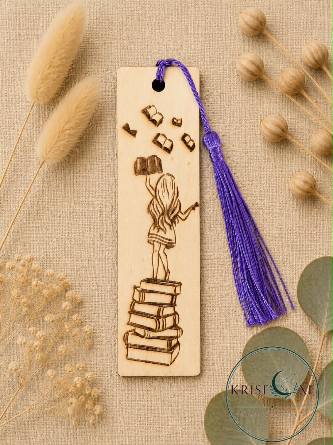 Knygų magija – graviruotas medinis knygos skirtukas su kutu 📚✨