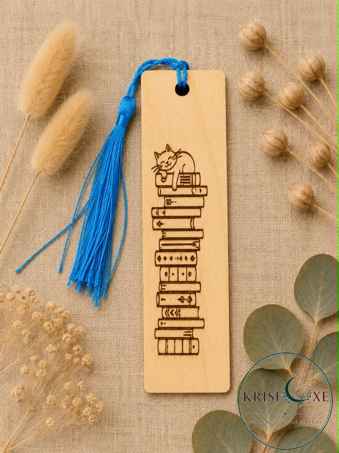 Katino poilsis – graviruotas medinis knygos skirtukas su kutu 🐱📚