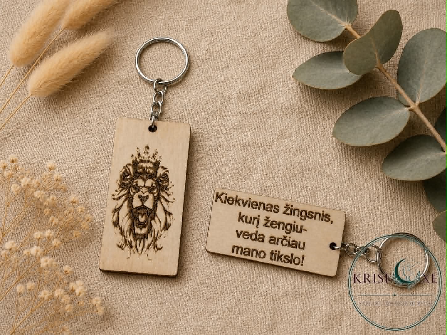 Graviruotas medinis raktų pakabukas „Liūtas“