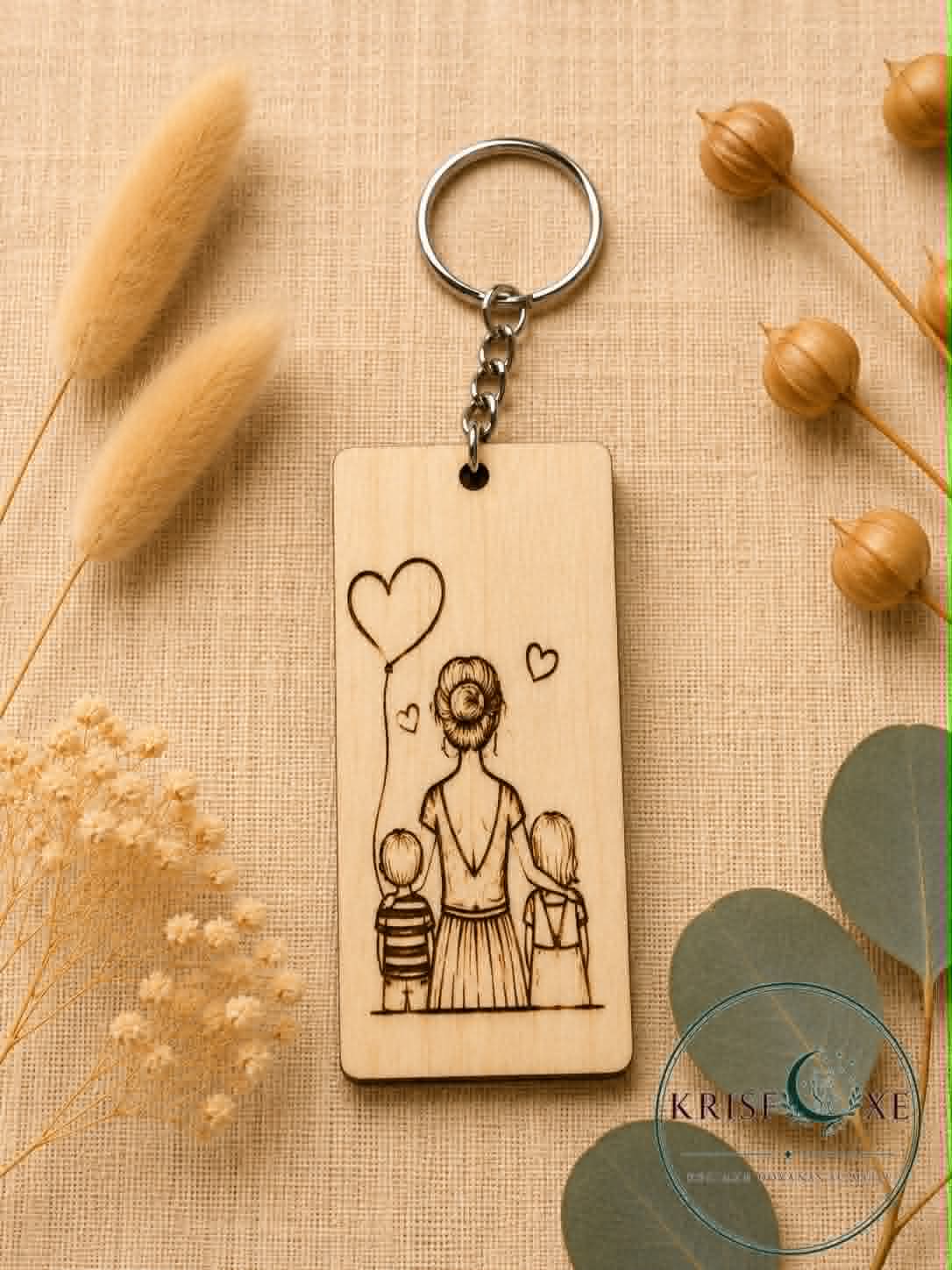 Medinis raktų pakabukas „Mama su dviem vaikais“ (7x3 cm)