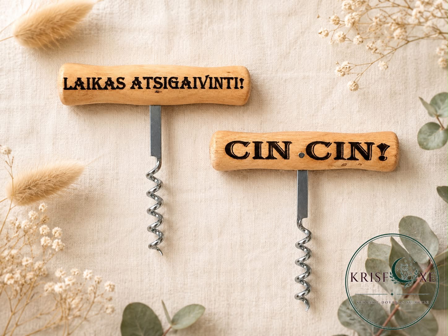 Medinis kamščiatraukis su dvipusiu graviravimu „Laikas atsigaivinti!“ ir „Cin cin!“